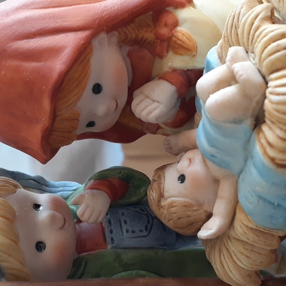 1981 Enesco Musical Child Nativity. - Picture 7 of 10